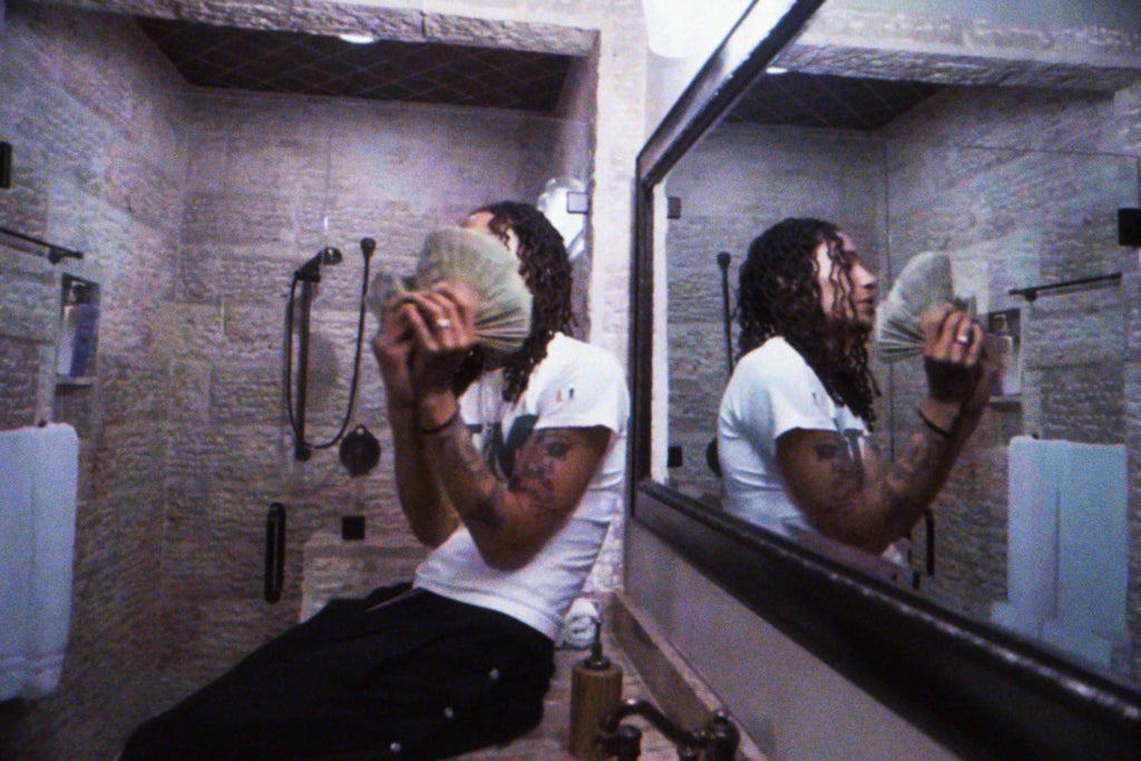 Buntes digital koloriertes Artwork mit Color Grade und einzelner Person
